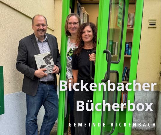 Eine zum Bücherschrank umgebaute Telefonzelle