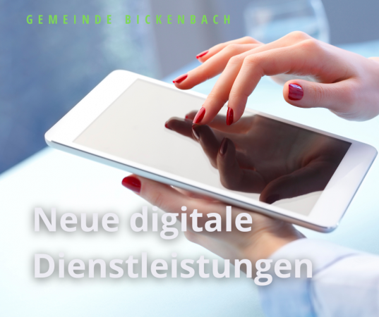 Eine Frauenhand gibt etwas auf einem Tablett ein